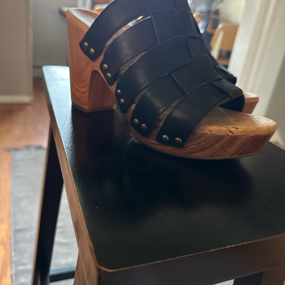KORK-EASE Women's Black Leather Heeled Sandals - Picture 8 of 9